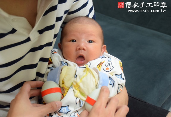 洋洋(新北中和區到府嬰兒寶寶滿月剃頭理髮、免費到府嬰兒剃胎毛儀式吉祥話)。到府剃頭剃胎毛主持、專業拍照、DVD光碟、證書。★購買「臍帶章、肚臍章、胎毛筆刷印章」贈送：剃頭、收涎、抓周，三選一。2015.10.31 照片5